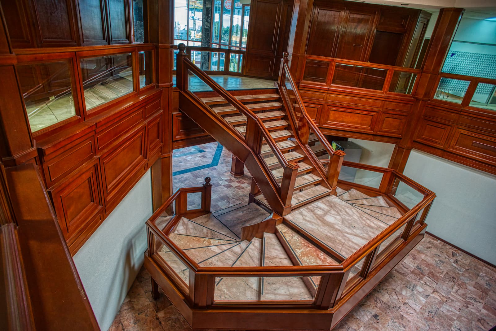 Escalera de madera y recepción de BCM Pronaf